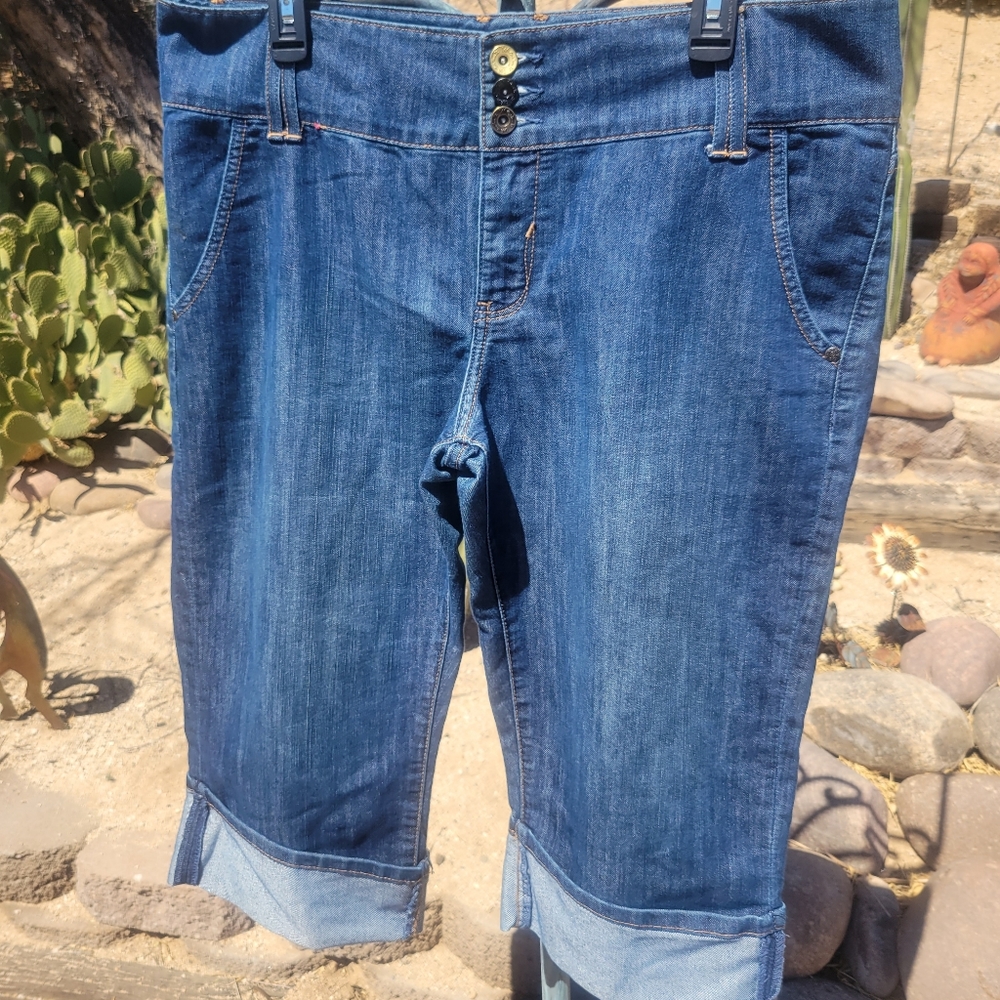Lee Low Waisted Detailed Long Shorts/ Crops